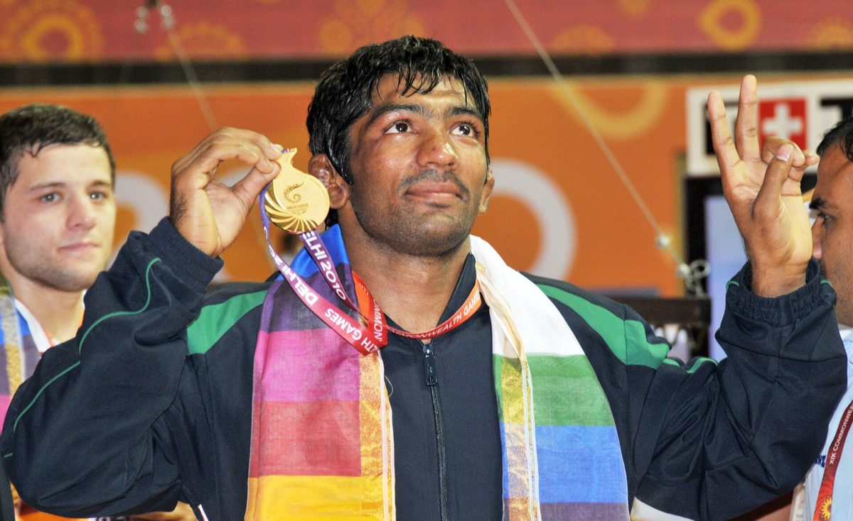 दिल्लीच्या इंदिरा गांधी स्टेडियममध्ये सुवर्णपदकाचा आनंद साजरा करणारा भारतीय मल्ल