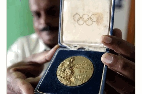 मूळ केसमध्ये ठेवलेले 1952 हेलसिंकी ऑलिंपिक कांस्यपदक