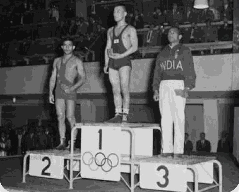भारत के ब्लेज़र में खाशाबा जाधव, हेलसिंकी 1952 के ओलंपिक पोडियम के तीसरे पायदान पर